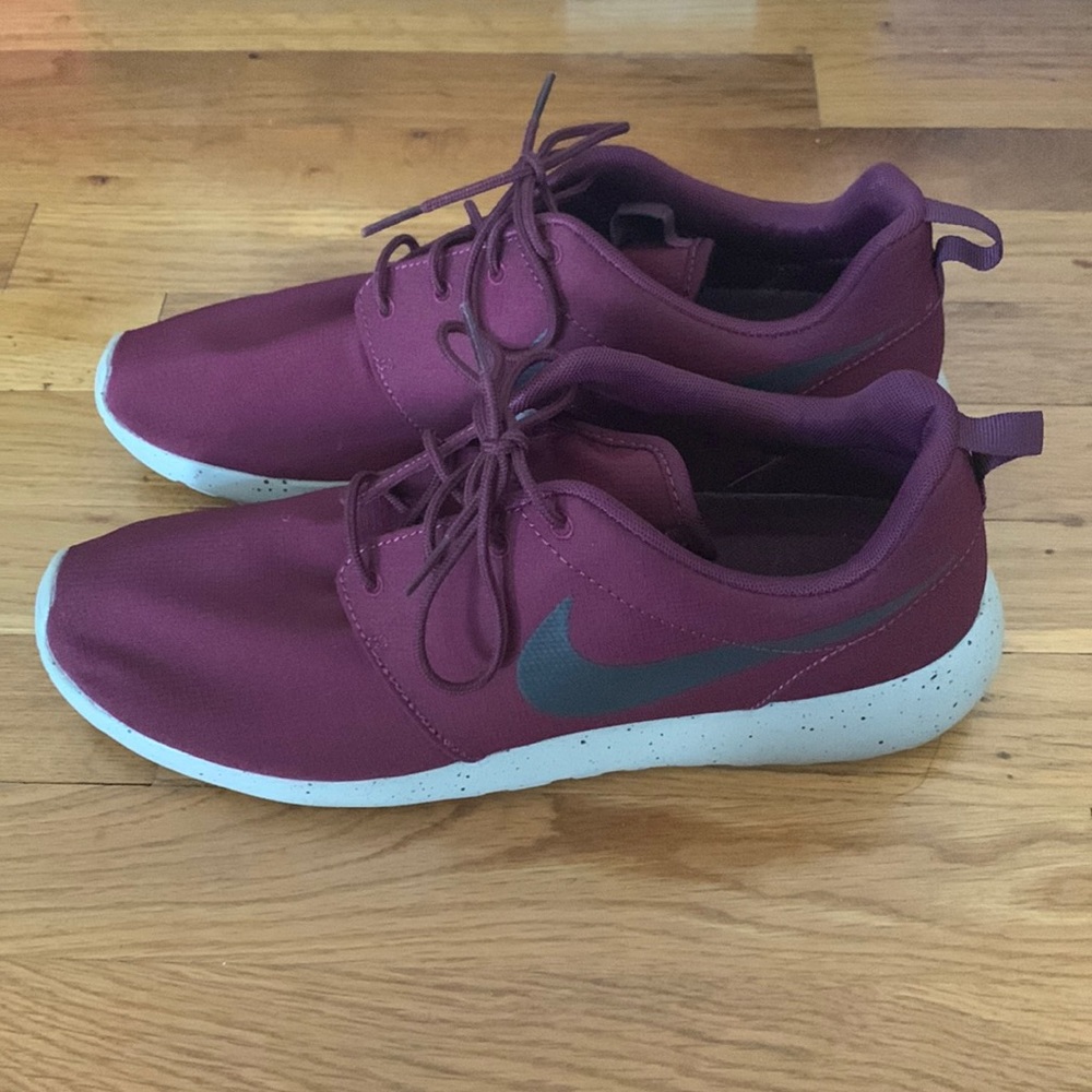 Burgundy Nike Mens Roshe Run Size 11.5